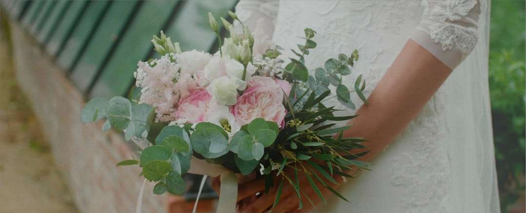 rózsaszín és fehér virágcsokor online puzzle