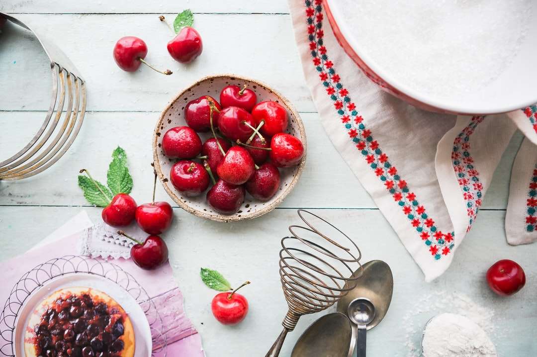 piros bogyós gyümölcsök tálba asztalra puzzle online