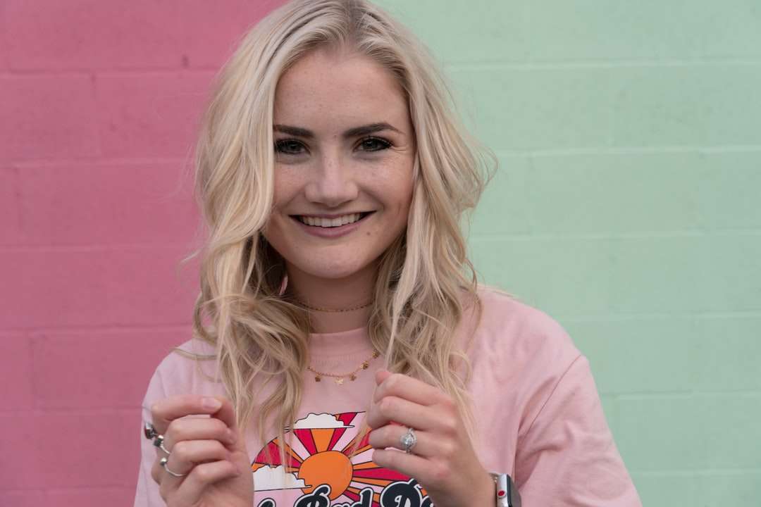 lächelnde Frau im rosa Hemd mit Rundhalsausschnitt Online-Puzzle