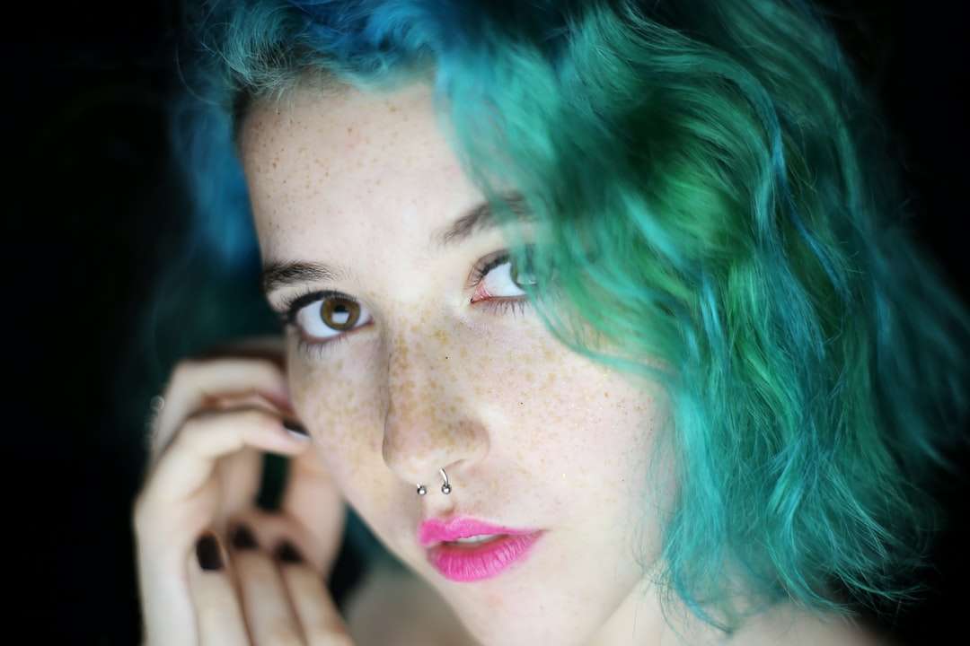 mulher de cabelo verde puzzle online