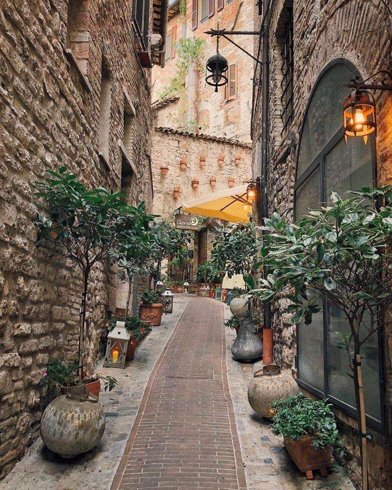 вузька вулиця Ассизького Італії онлайн пазл