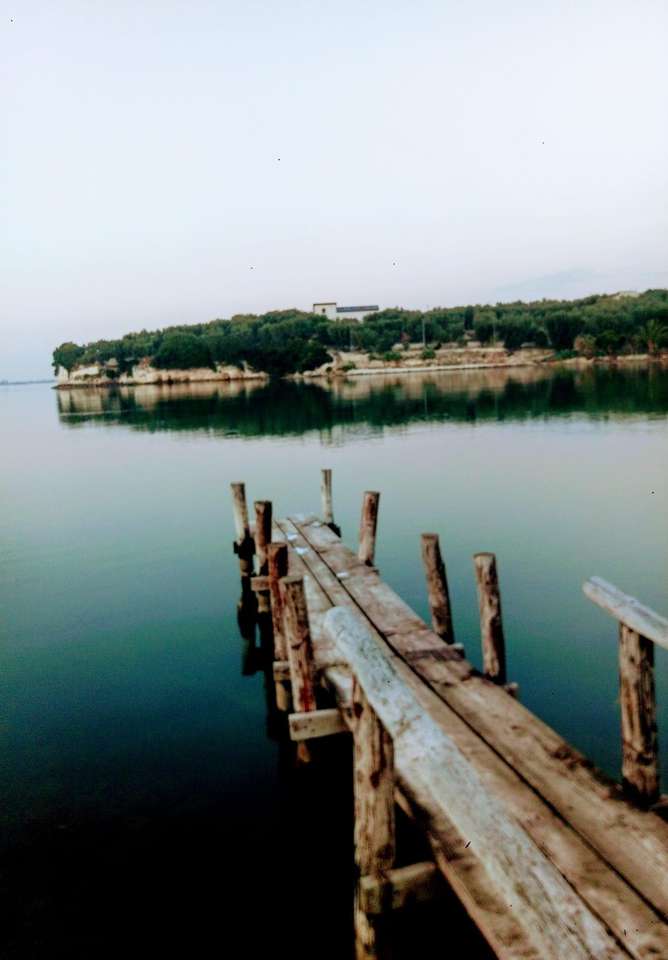 Muelle abandonado lago de varano FG Italia rompecabezas en línea