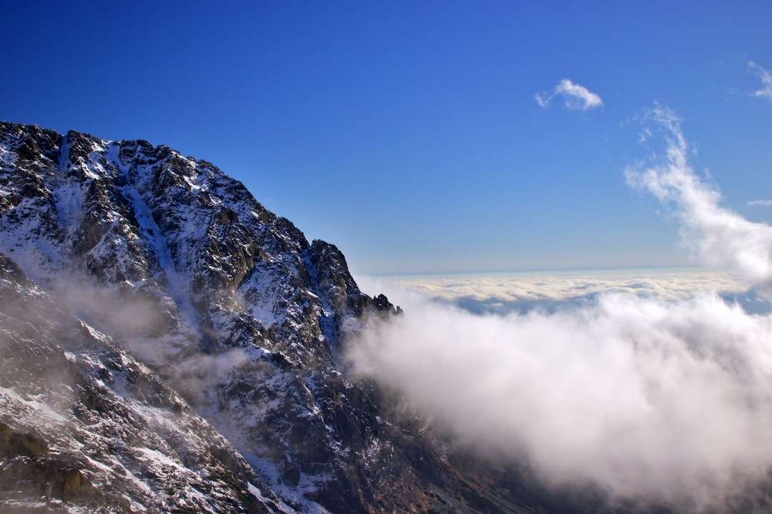 скална планина и море от облаци онлайн пъзел
