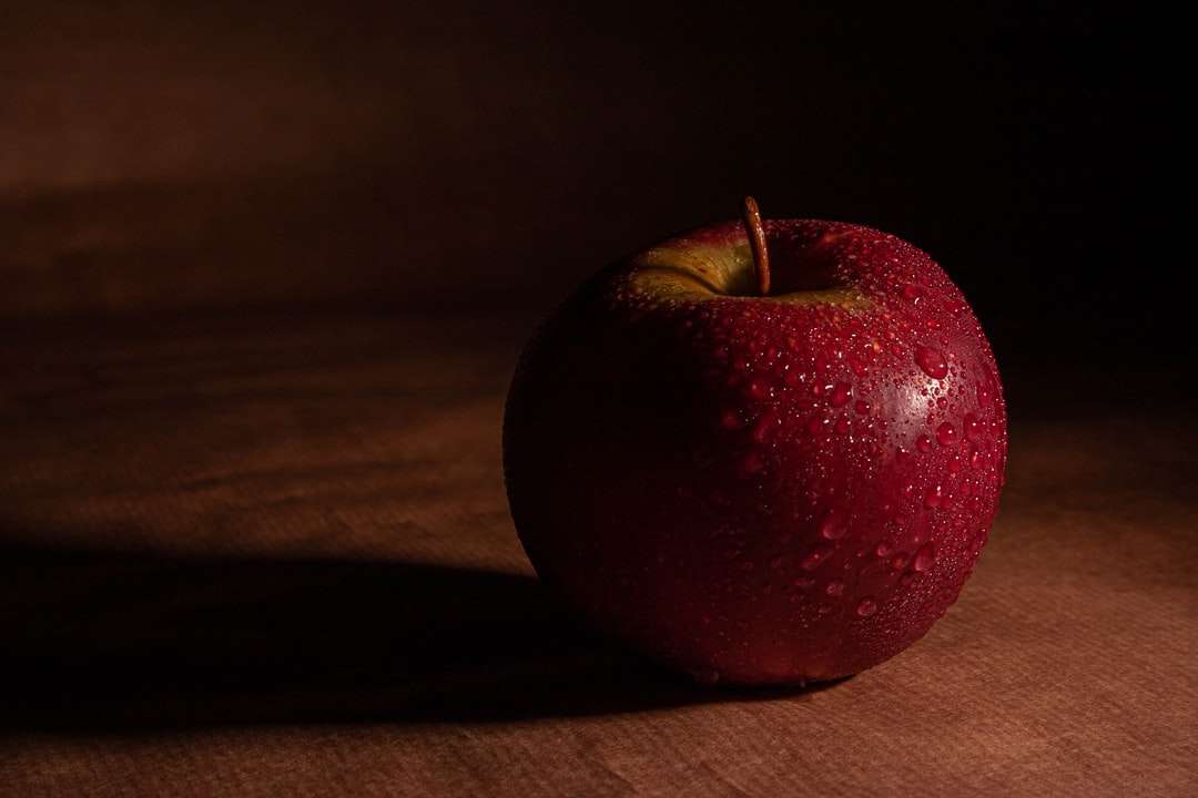 червена ябълка върху кафява дървена маса онлайн пъзел