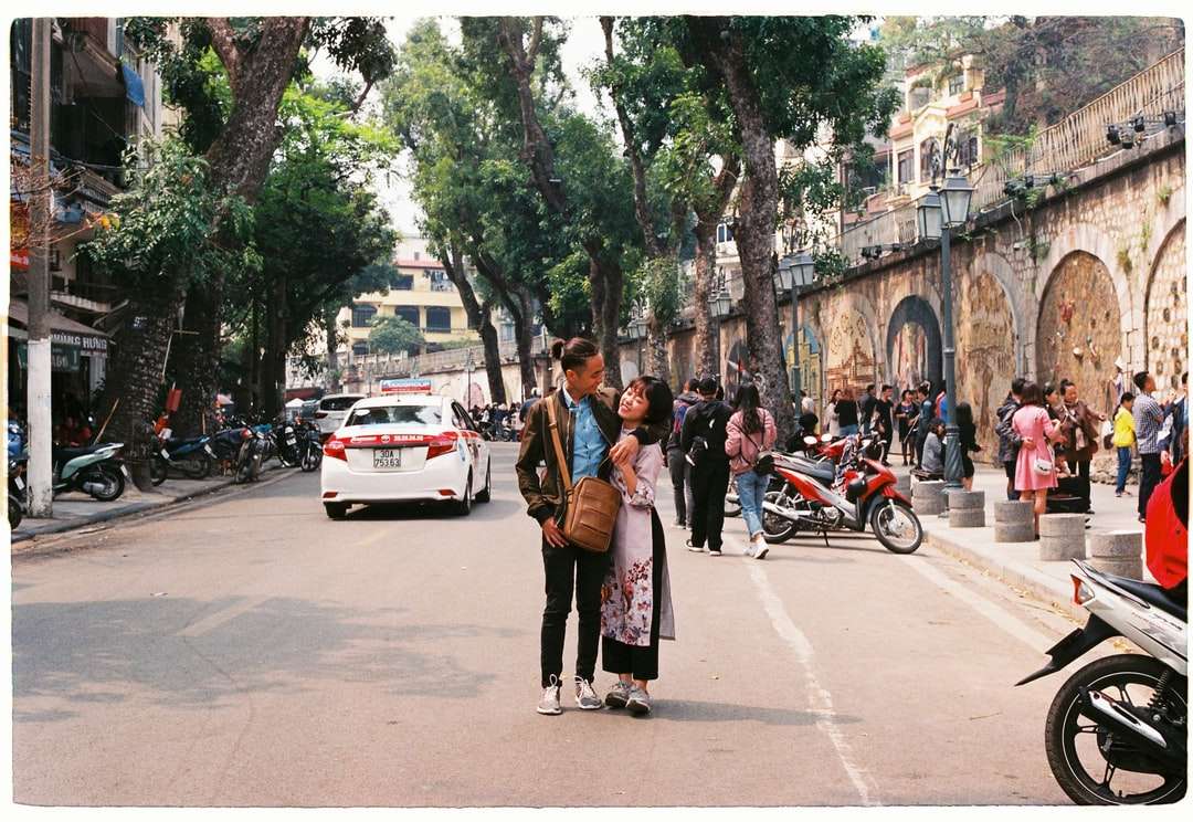 мъж и жена, стоящи на улицата онлайн пъзел