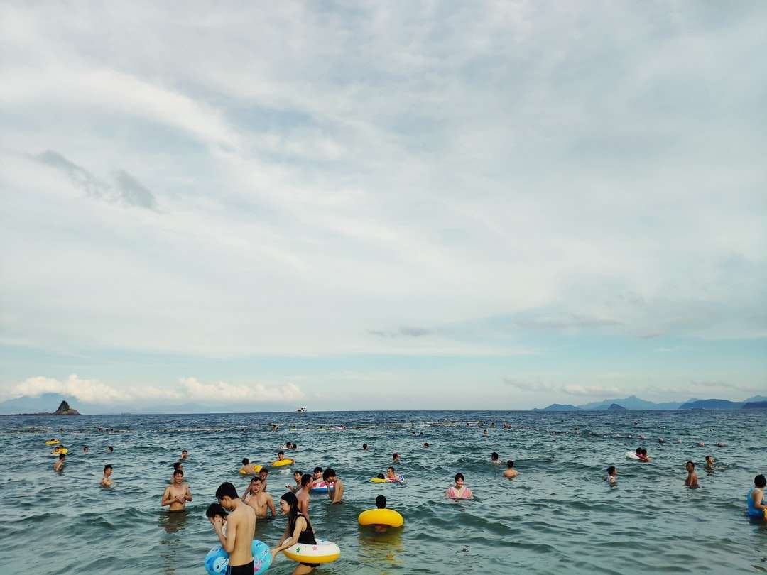 oameni înotând pe mare puzzle online