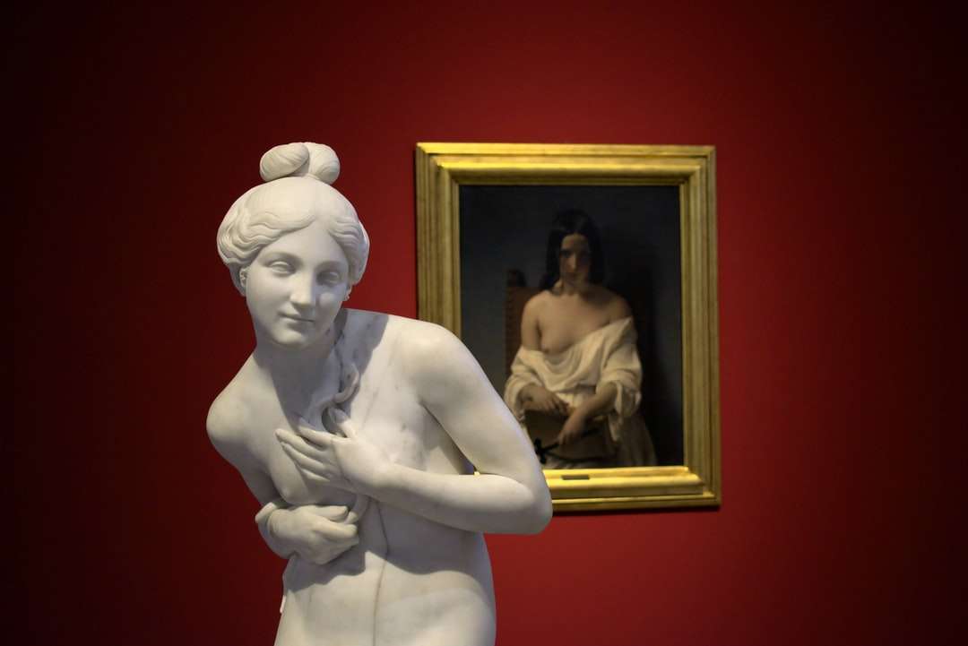 Frau im weißen Kleid Statue Puzzlespiel online
