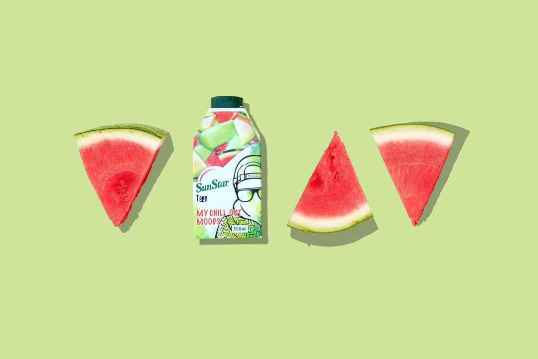 garrafa com etiqueta verde e branca ao lado de melancia fatiada quebra-cabeças online