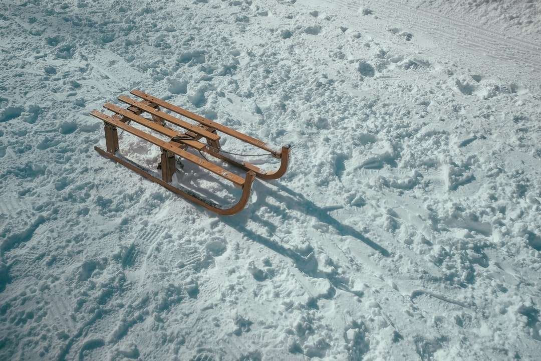 bruine slee op sneeuw overdag legpuzzel online