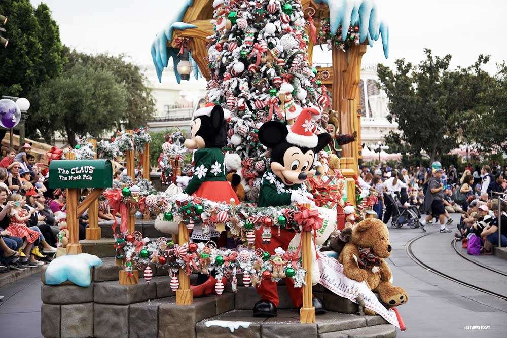 Weihnachtsparade in Disneyland Puzzlespiel online