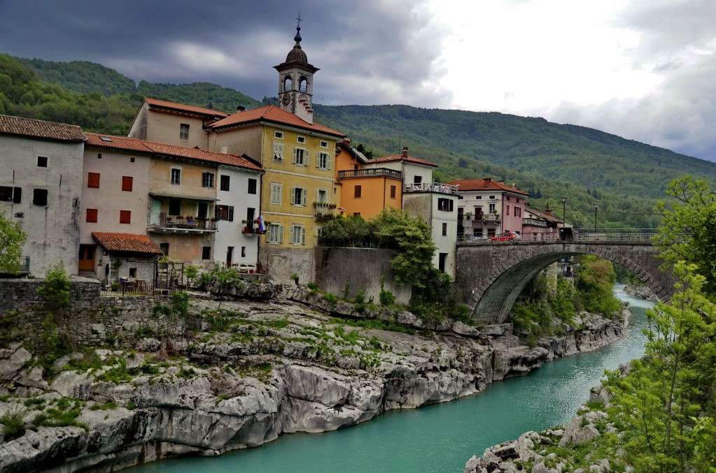 byggnad bredvid kanalen i slovenien Pussel online