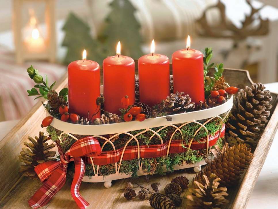 Рождественские свечи в корзине онлайн-пазл