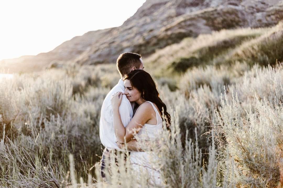 homem abraçando mulher perto da montanha puzzle online