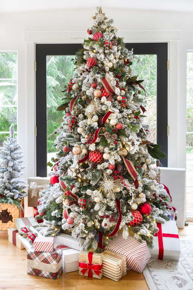 "Gifts under the tree" jigsaw puzzle online
