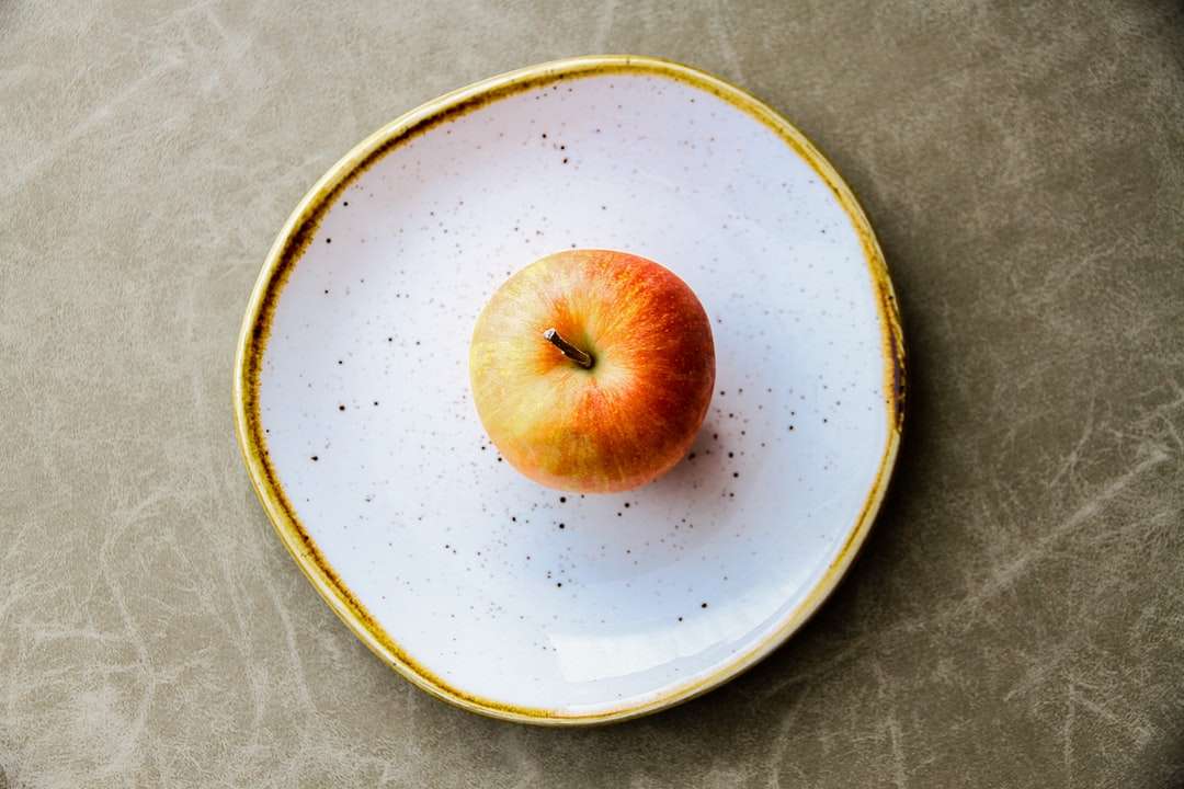 Ябълка на бяла чиния онлайн пъзел