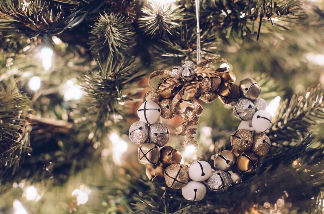 bruin en messing kleurig hangende kerstbal legpuzzel online