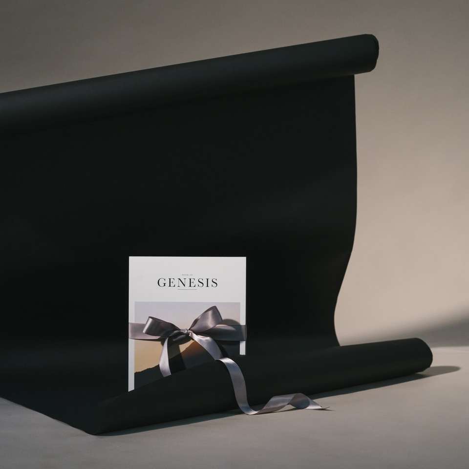 Livro do Gênesis na superfície preta puzzle online