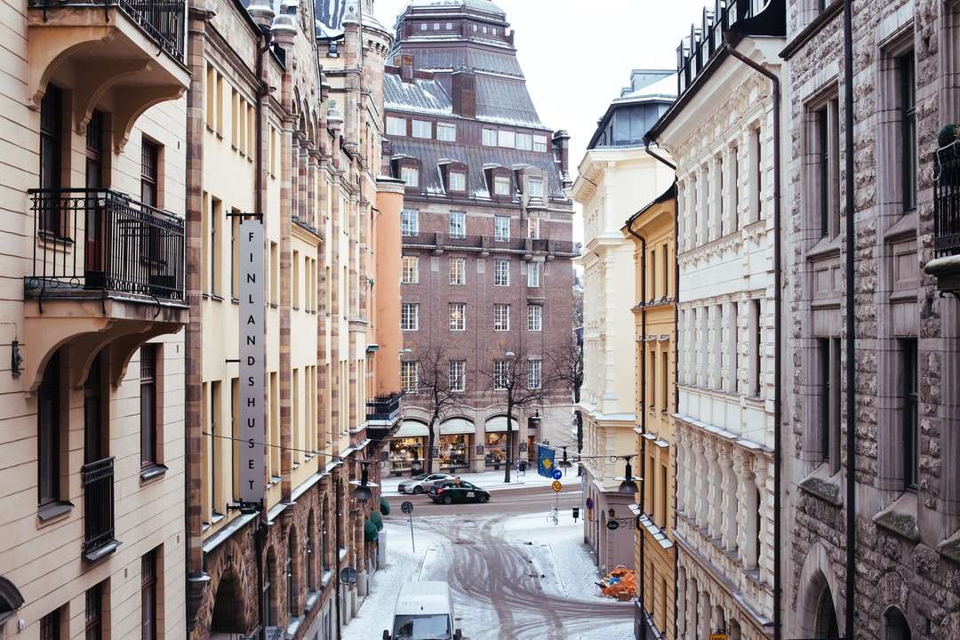 bézs és fekete finn naplemente épület kirakós online