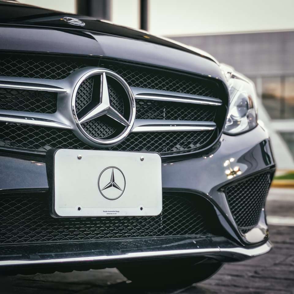 черен седан на Mercedes-Benz онлайн пъзел