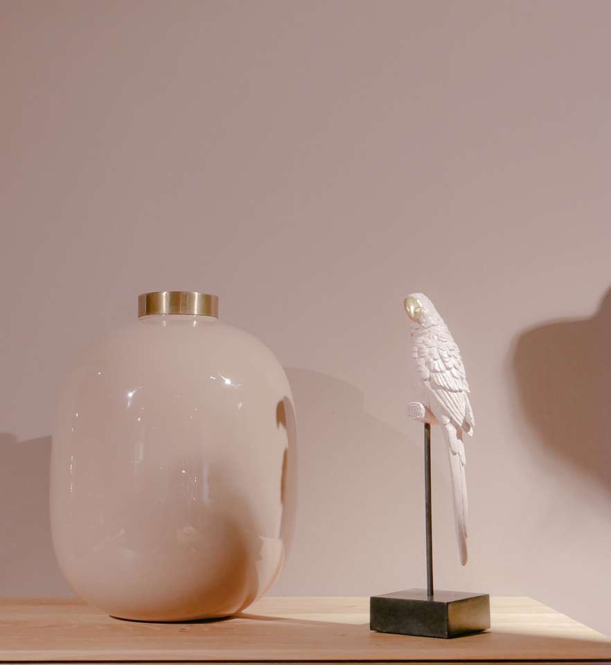 белая керамическая ваза на коричневом деревянном столе онлайн-пазл