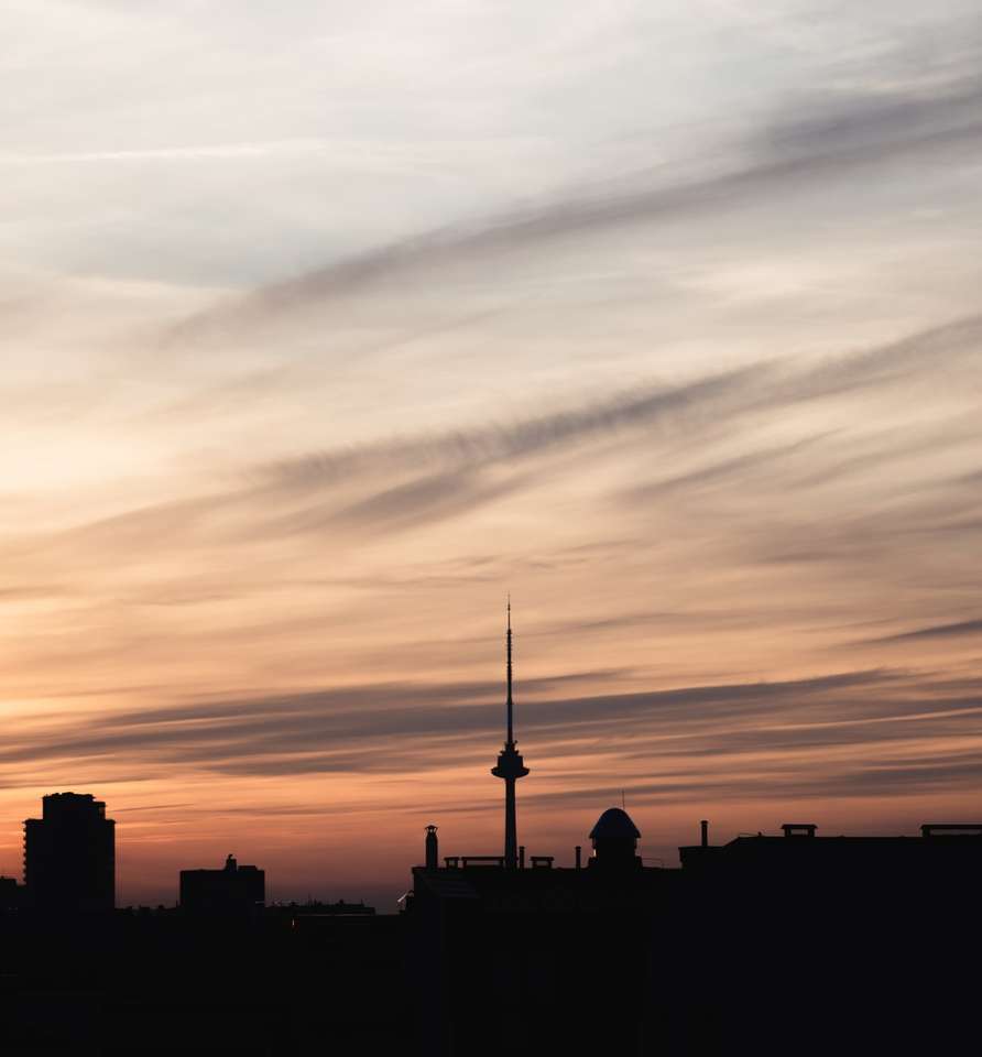 silhuett av stadsbyggnader under solnedgången Pussel online