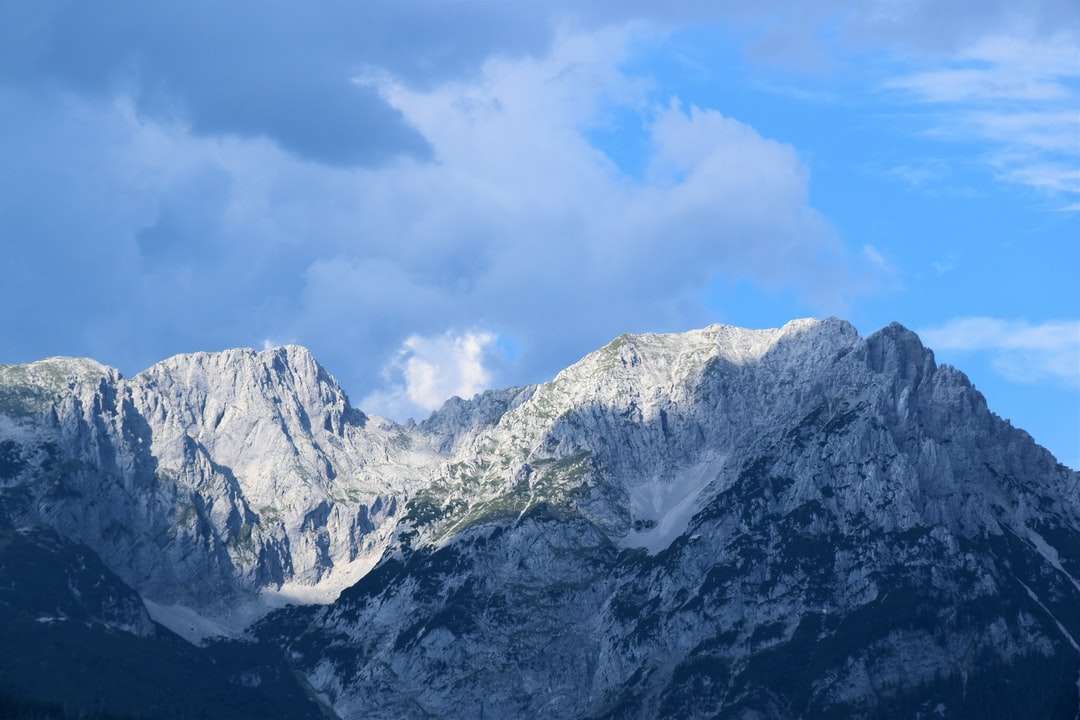 pico da montanha com neve branca puzzle online