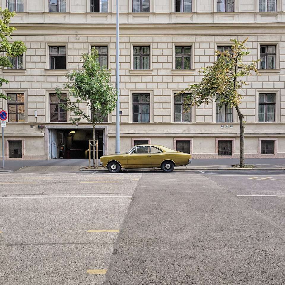 жълт седан на бетонен път онлайн пъзел