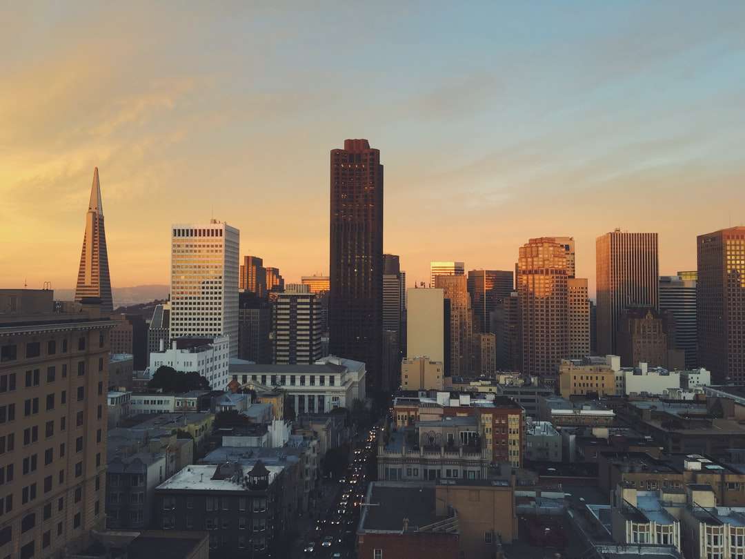 панорамная съемка высотного здания онлайн-пазл