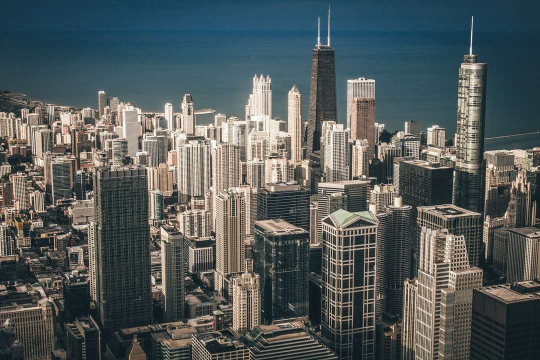 Luftbildfotografie von Stadtgebäuden nahe dem Gewässer Online-Puzzle