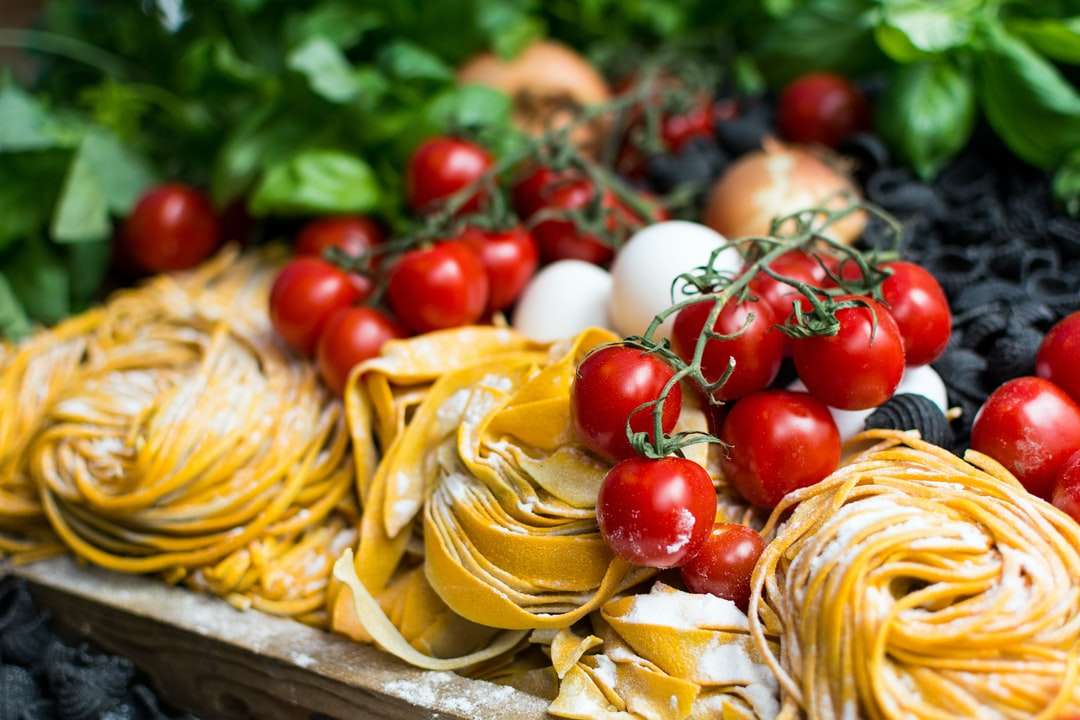 жълта паста и чери домати онлайн пъзел