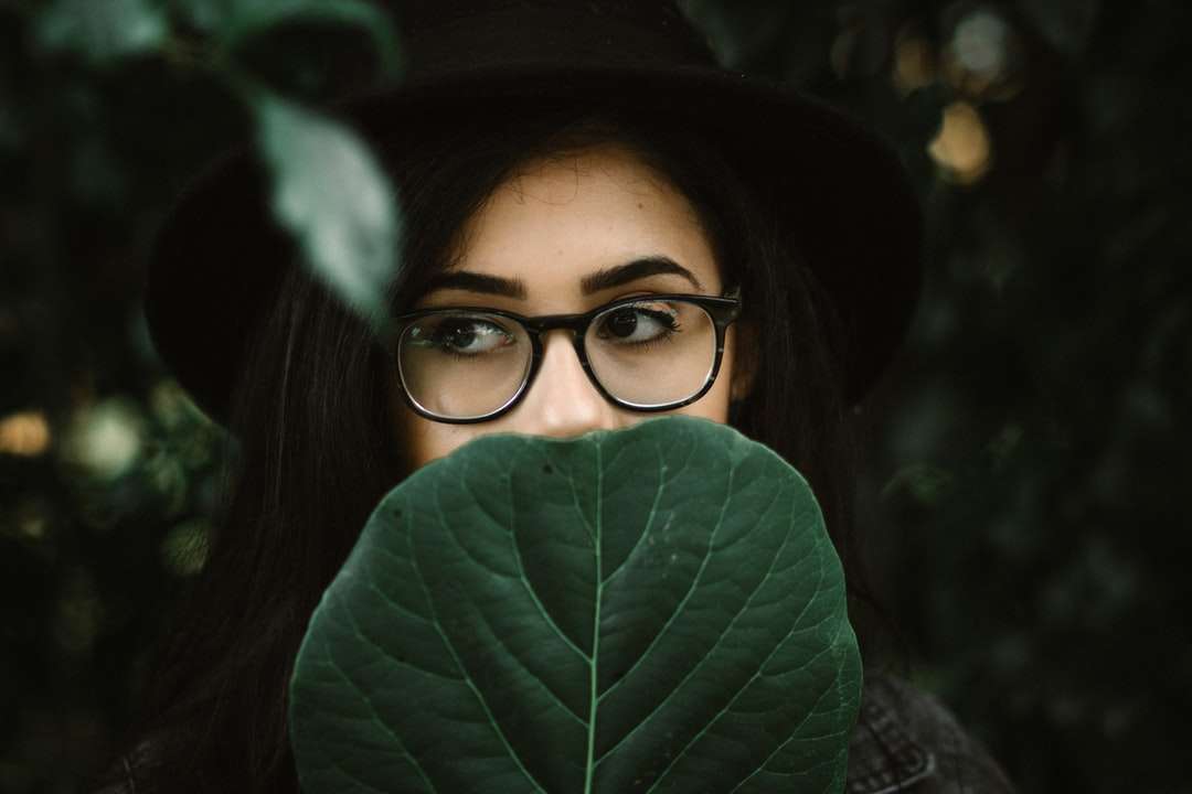 vrouw die haar mond bedekt met groen blad online puzzel
