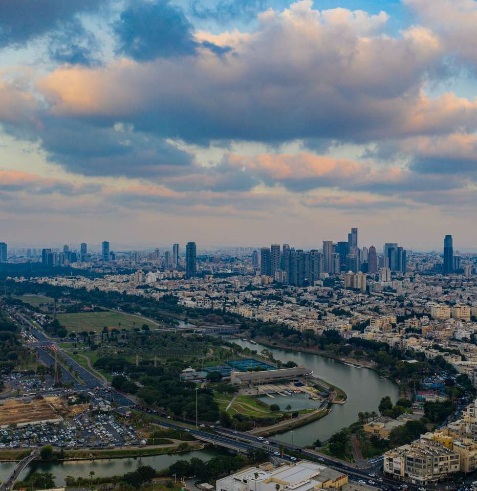 letecký snímek města skládačky online