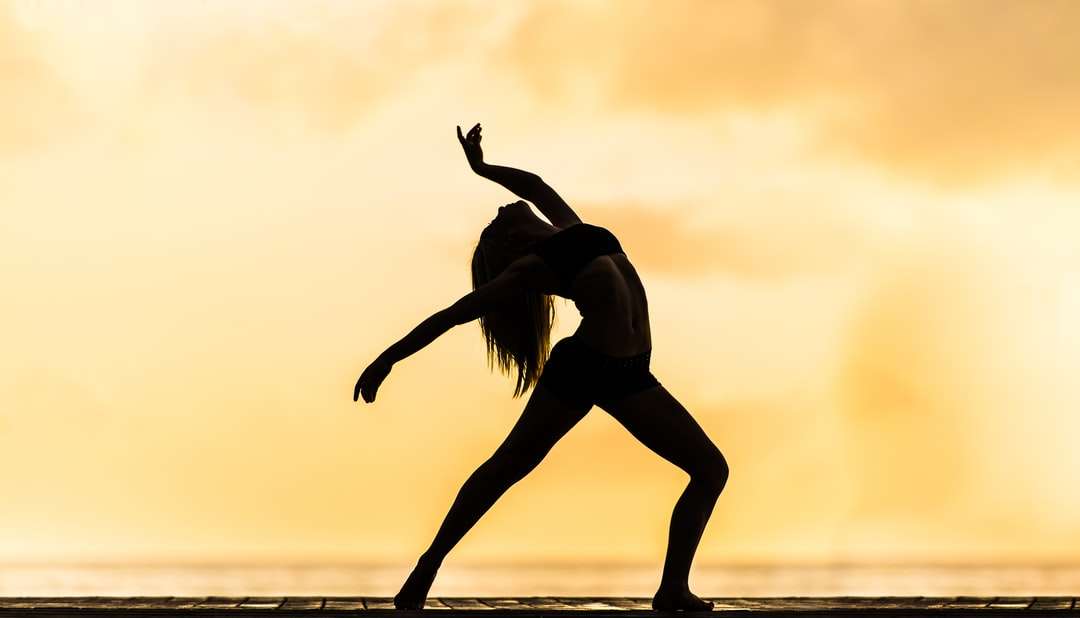 Silhouette der Frau, die Yoga-Pose macht Puzzlespiel online