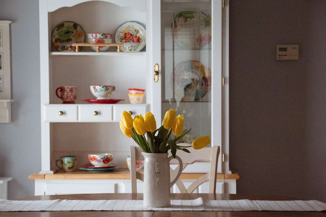 flores de tulipa amarela em vaso de cerâmica branca puzzle online