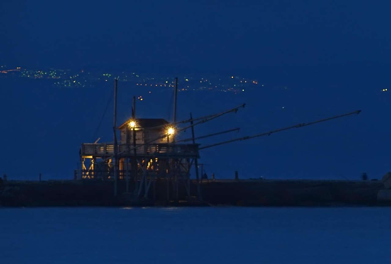 trabucco fiske på natten Gargano Italien pussel på nätet