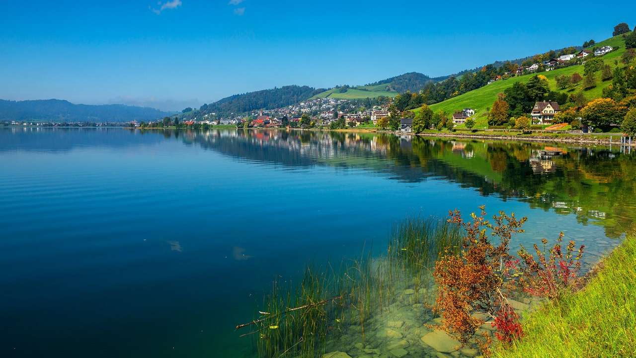 Pohled na Oberägeri od jezera Ägeri ve Švýcarsku skládačky online