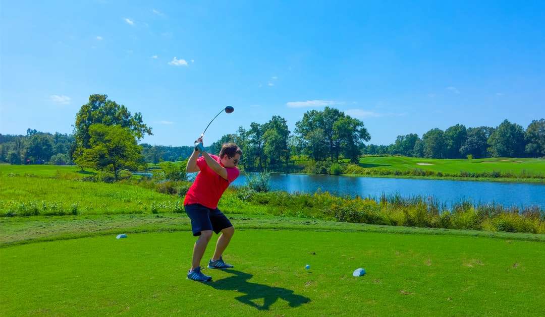 мужчина играет в гольф фото онлайн-пазл