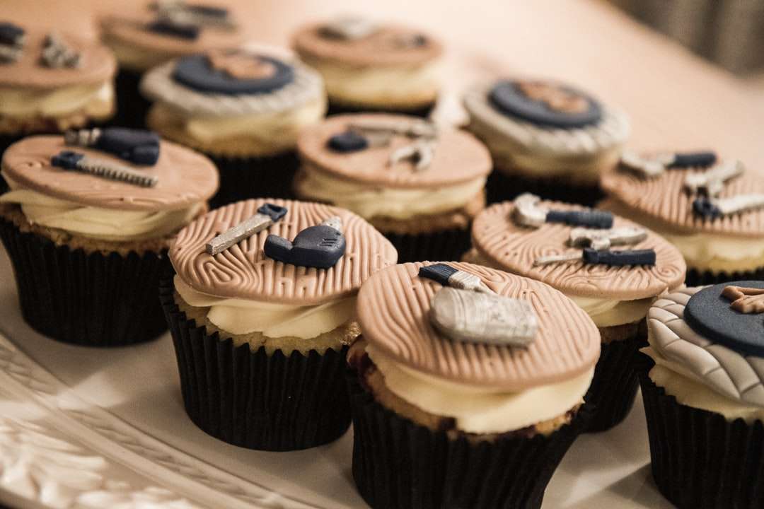 cupcakes με σοκολάτα και μπλε γλάσο στην κορυφή online παζλ