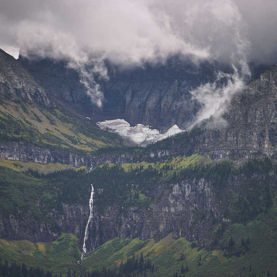 φωτογραφία του βουνού κάτω από σύννεφα κατά τη διάρκεια της ημέρας online παζλ