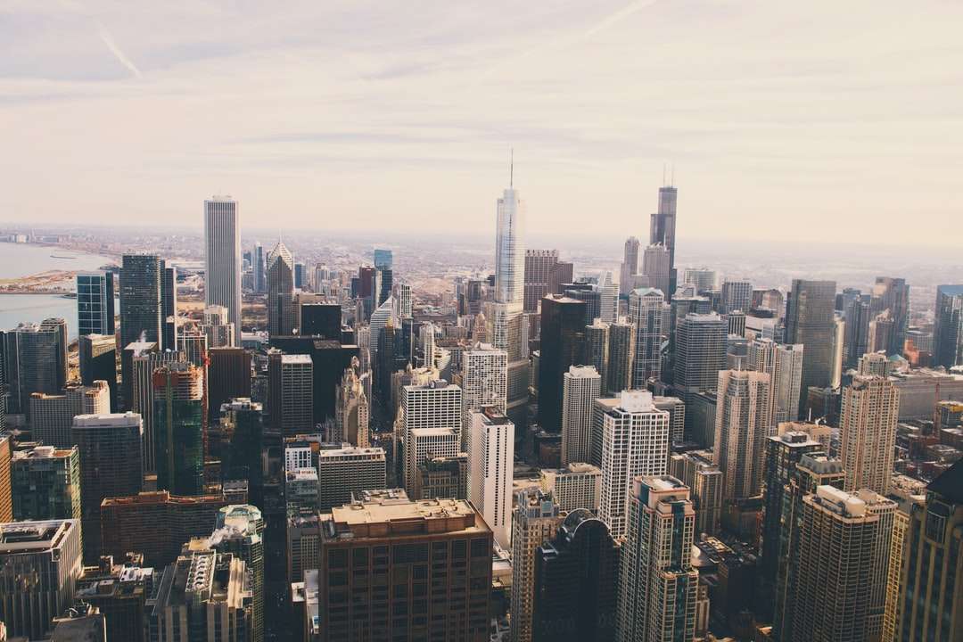 Αεροφωτογραφία της πόλης με ουρανοξύστες online παζλ