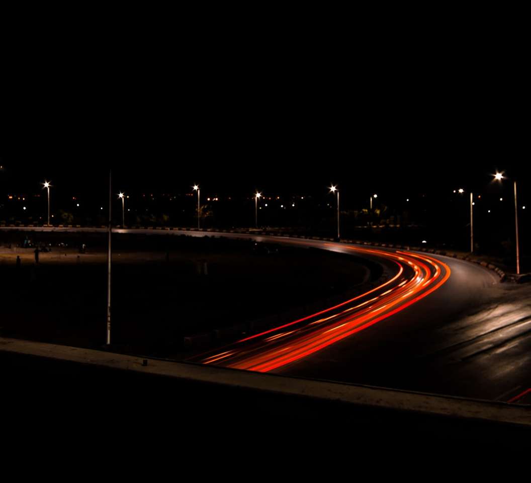 夜の赤いライトで道路のタイムラプス写真 オンラインパズル
