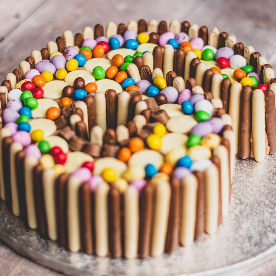 pastel cubierto de chocolate con chispitas rompecabezas en línea