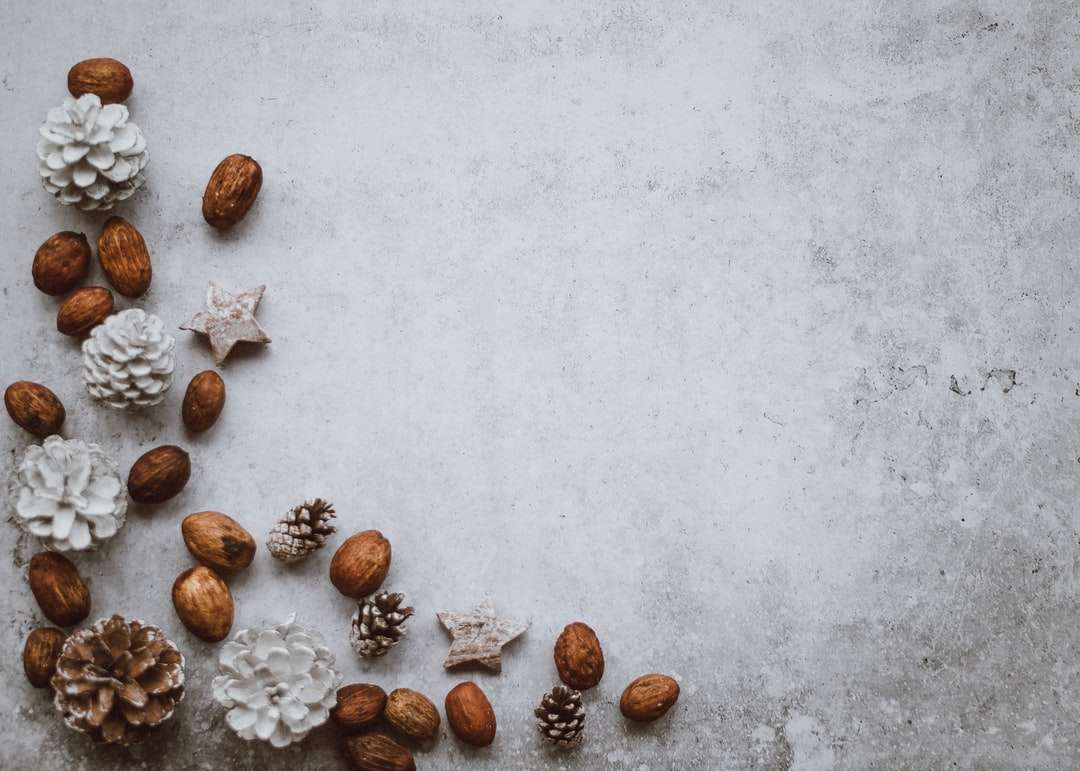 коричневые настенные орехи и декор из сосновых шишек пазл онлайн