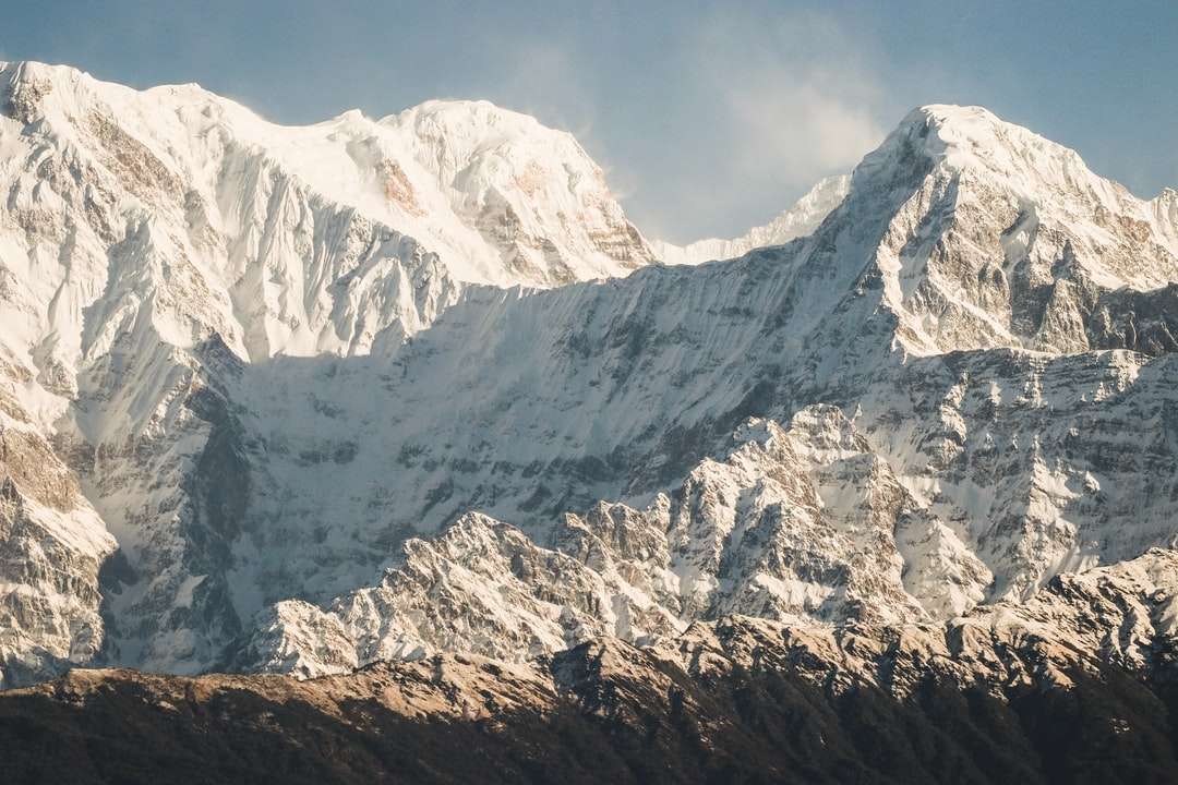 montanha coberta de gelo branco durante o dia quebra-cabeças online