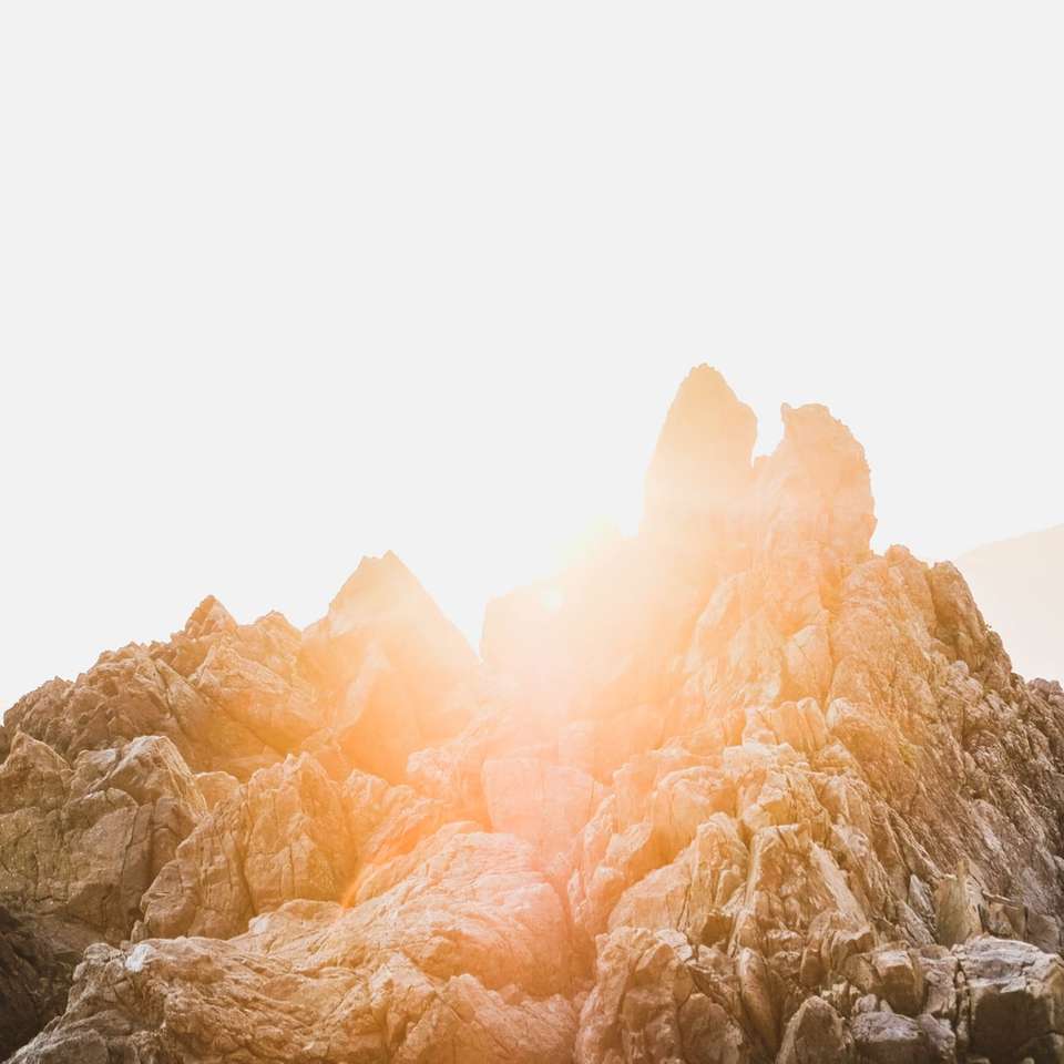 barna sziklás hegy fehér ég alatt nappal kirakós online