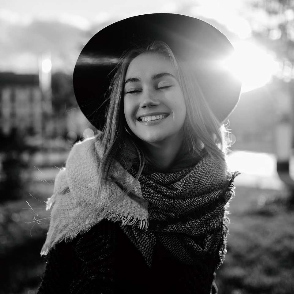 Foto en escala de grises de mujer vistiendo suéter y sombrero para el sol rompecabezas en línea