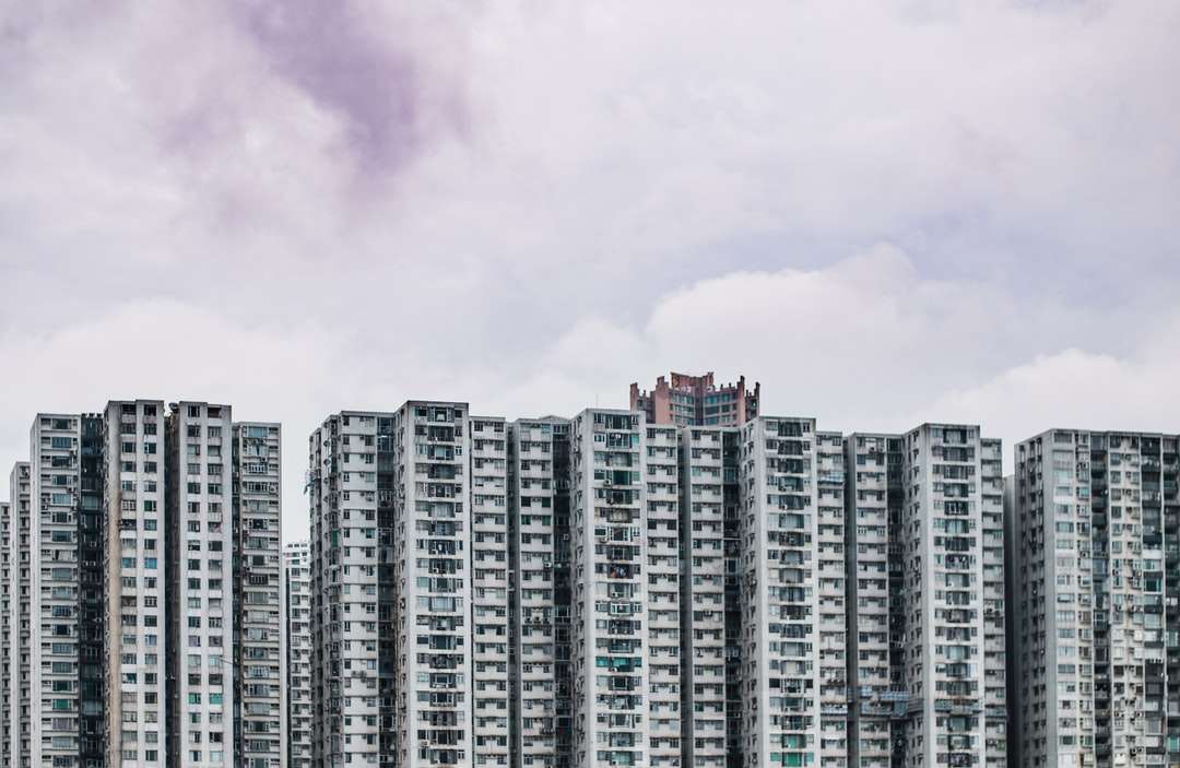 снимка от птичи поглед на бяла висока сграда онлайн пъзел