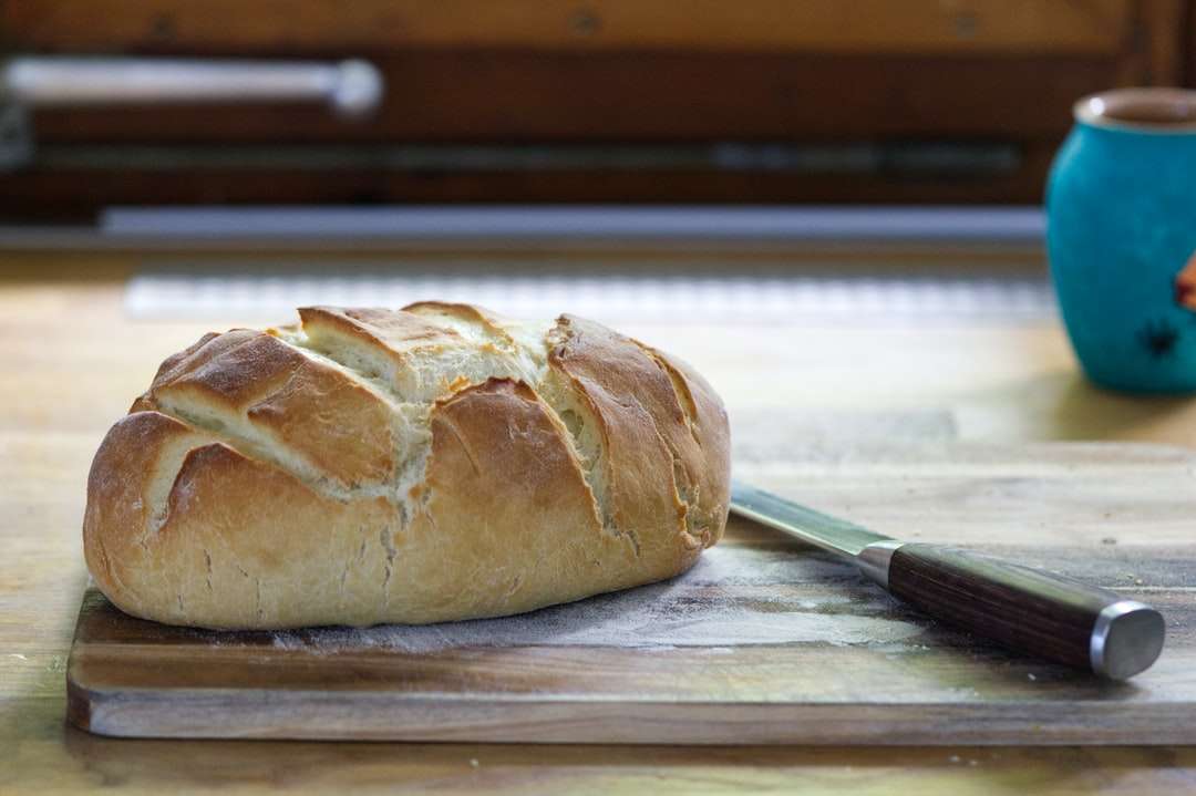 chléb na bílý dřevěný stůl online puzzle