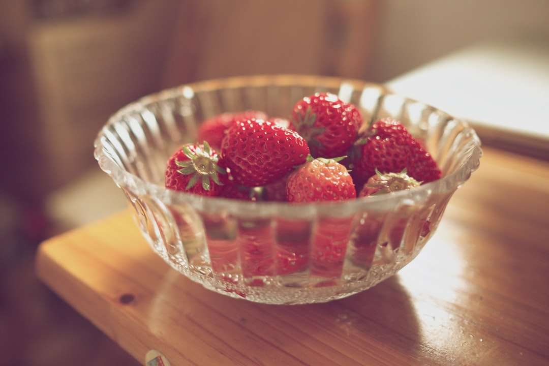skål med jordgubbar på bordet Pussel online