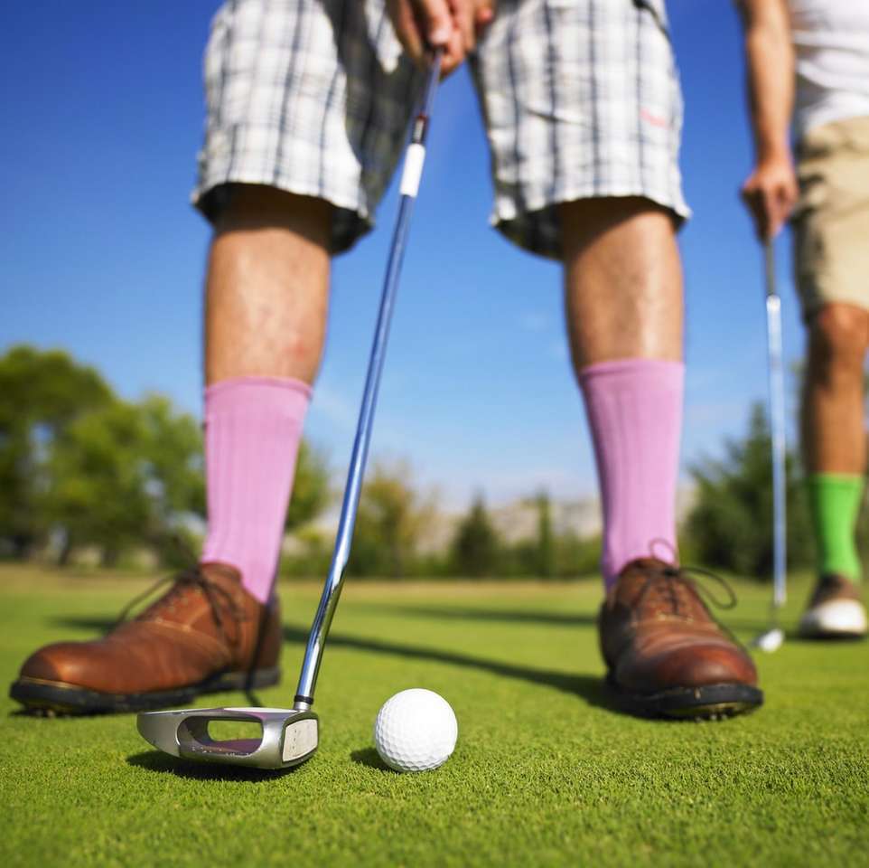 снимка с нисък ъгъл на човек, играещ голф, направена през деня онлайн пъзел